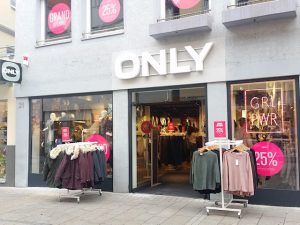 Filiale der Modekette ONLY über Wilhelmstrasse Reutlingen