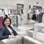 Stilberaterin Elena Grätz am Eröffnungstag bei Zinser Reutlingen